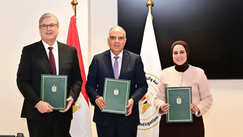 وزير الري وسفير هولندا بالقاهرة ونائب وزير الخارجية يوقعون اتفاقية تمويل دراسة جدوى حماية الشواطى