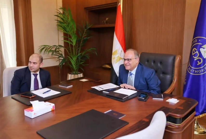 رئيس هيئة الدواء المصرية يعقد اجتماعاً مع المدير العام للهيئة الإيفوارية