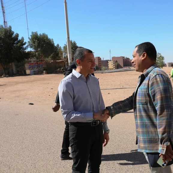 محافظ أسوان يتابع ميدانياً منظومة النظافة بحى الصداقة الجديدة