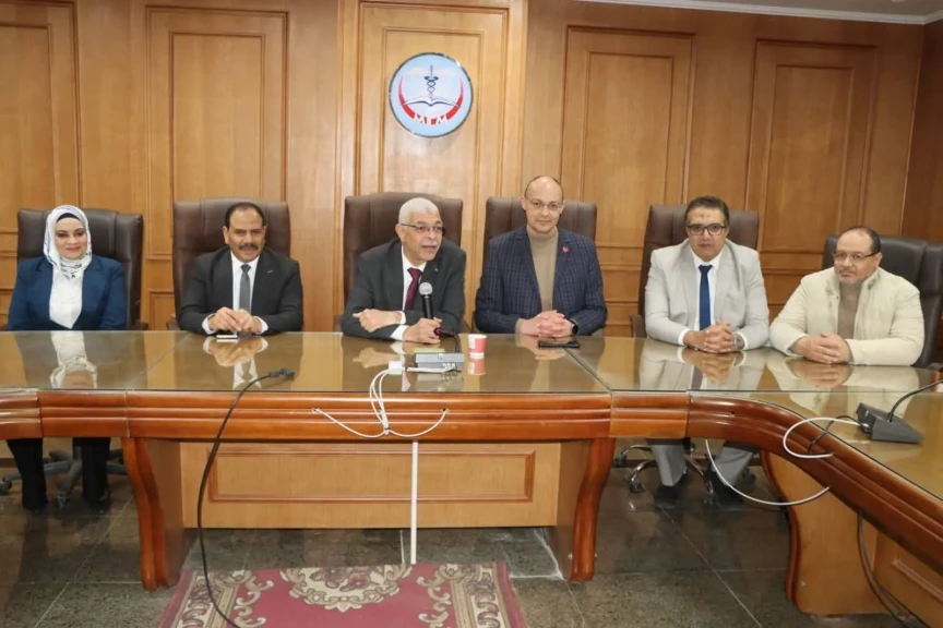 رئيس جامعة المنوفية يعقد اجتماعًا مع الأطقم الطبية
