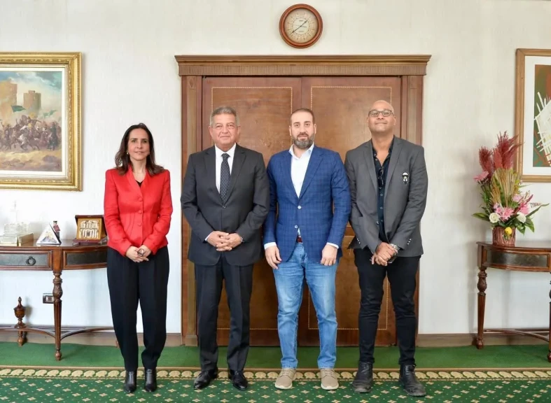 رئيس المجلس الأعلى للإعلام يلتقي وفد قناة ”الغد”