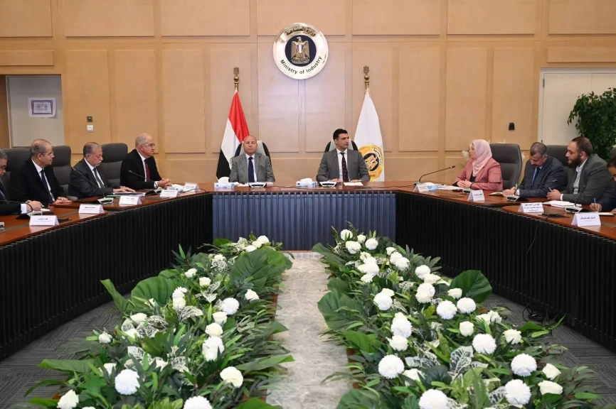 وزير الصناعة يبحث مع محافظ القاهرة ورئيس اتحاد الصناعات خطة تطوير شاملة لمنطقة شق الثعبان