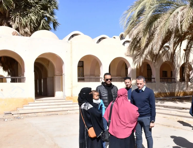 محافظ أسوان يفاجئ مدرستى الأمل للنور والصم بحملة تفتيش مفاجئة