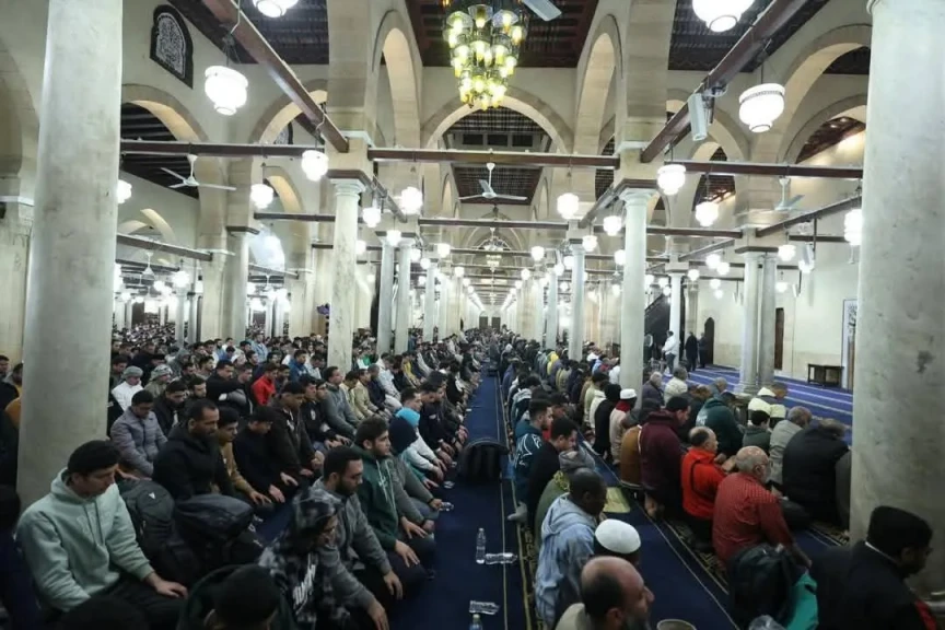 الجامع الأزهر يستقبل آلاف المصلين لأداء صلاتي العشاء والتراويح