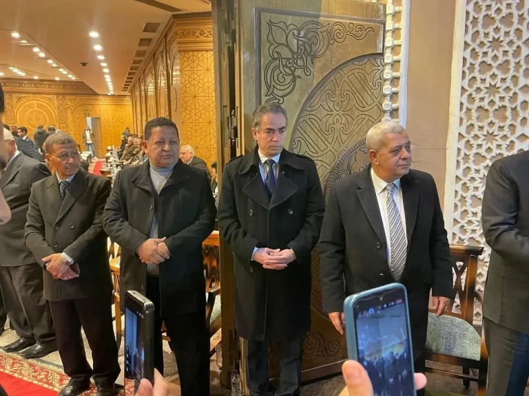 المسلماني يشارك عائلة فهمي عمر في تلقي عزاء شيخ الإذاعيين