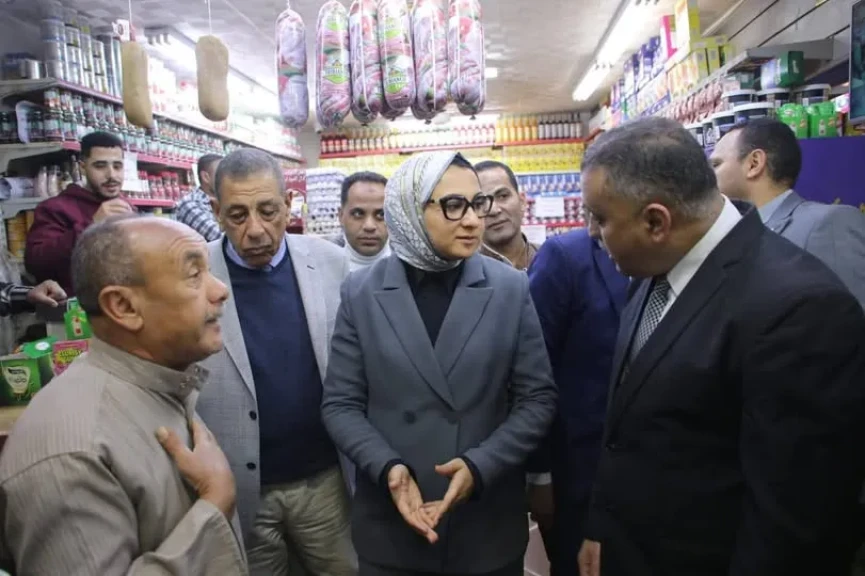 محافظ الوادي الجديد تتفقد عدد من المنافذ والمبادرات الغذائية بالداخلة