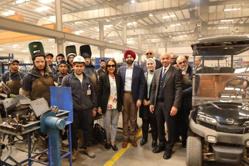 رئيس مجموعة البنك الدولي أجاي بانغا يزور مصنع جيوشي لمراجعة البرنامج الرائد للحافلات الكهربائية للقاهرة