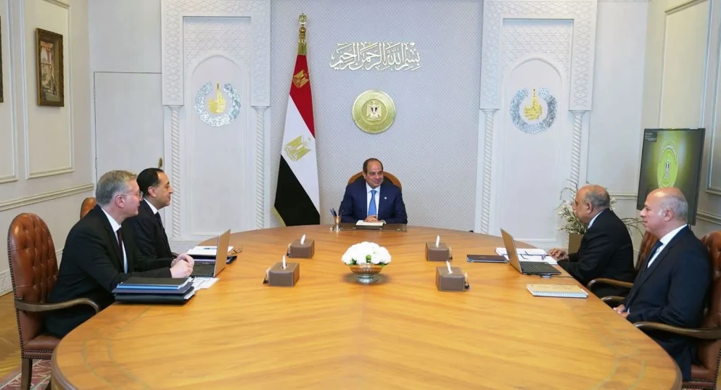 الرئيس السيسي يستعرض التطورات الخاصة بفوائض الوفورات في منتجات الطاقة المتجددة والبترول