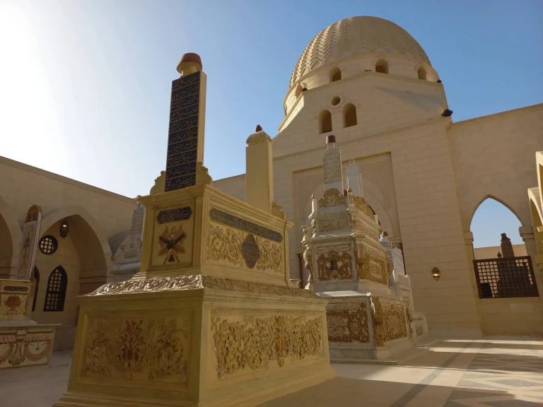 الرموز الوطنية في مقابر الخالدين