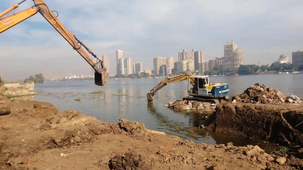 وزير الري يتابع أعمال إزالة التعديات على مجرى نهر النيل