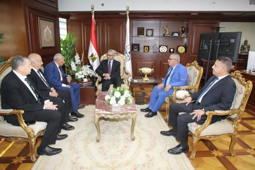 محافظ بني سويف يلتقى وفداً من  هيئة قضايا  الدولة