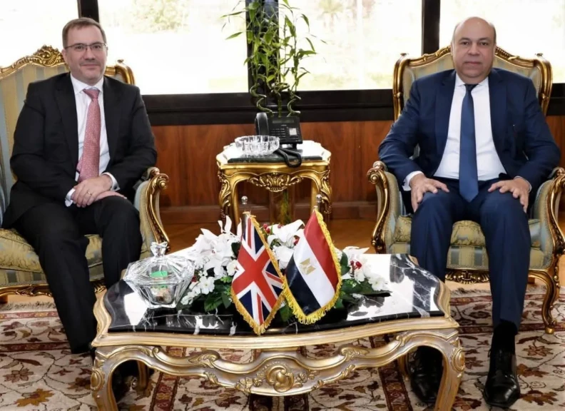 وزير الطيران المدني يستقبل السفير البريطاني بالقاهرة لتعزيز أطر التعاون المشترك  في مجال النقل الجوي