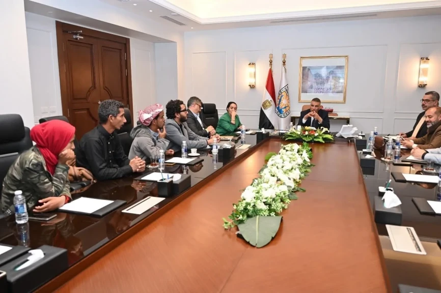 محافظ جنوب سيناء يبحث مع صُنّاع «خريزة على الخريطة» مطالب أهالي القرية داخل محمية نبق