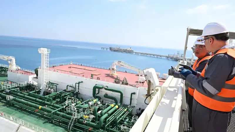 رئيس الوزراء يتفقد محطة تداول وتخزين المنتجات البترولية والغاز الطبيعي المسال بالميناء