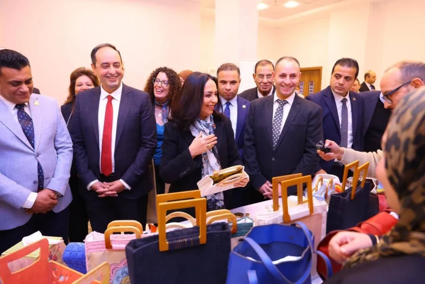 الدكتورة مايا مرسي تتفقد معرض منتجات المتعافيات من الإدمان بالتعاون مع مؤسسة ”حياة كريمة”