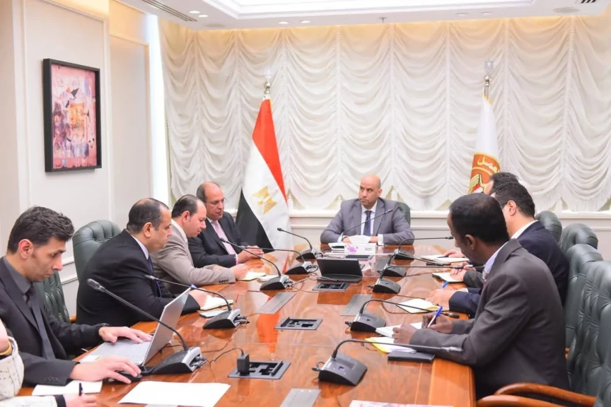 لقاء وزير العمل مع رئيس الجامعة البريطانية بالقاهرة ..