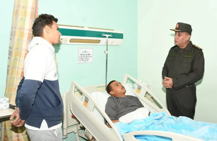 وزير الدفاع والإنتاج الحربى يزور عدد من المصابين بمجمع الجلاء الطبى للقوات المسلحة