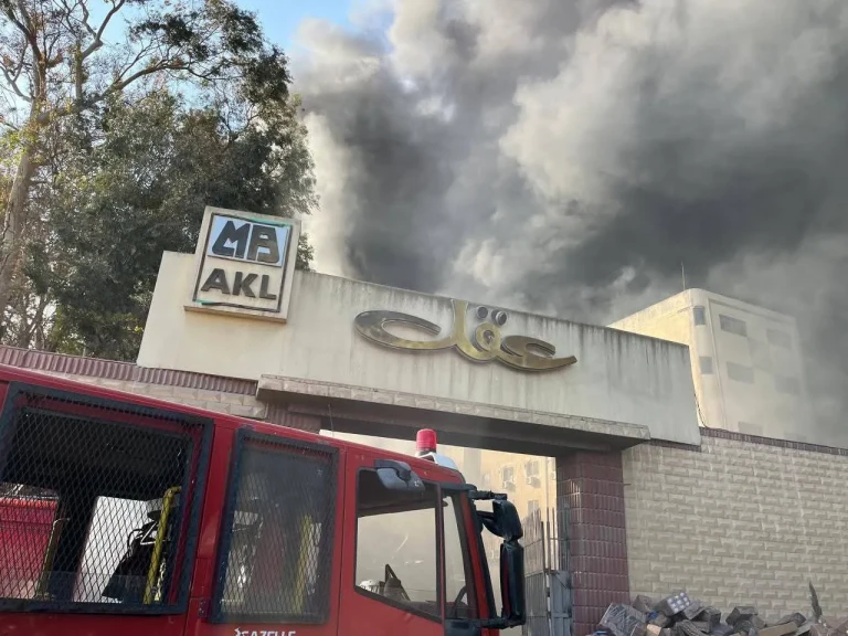 محافظ الدقهلية يتابع جهود الجهات المعنية في التعامل مع حادث حريق مصنع عقل