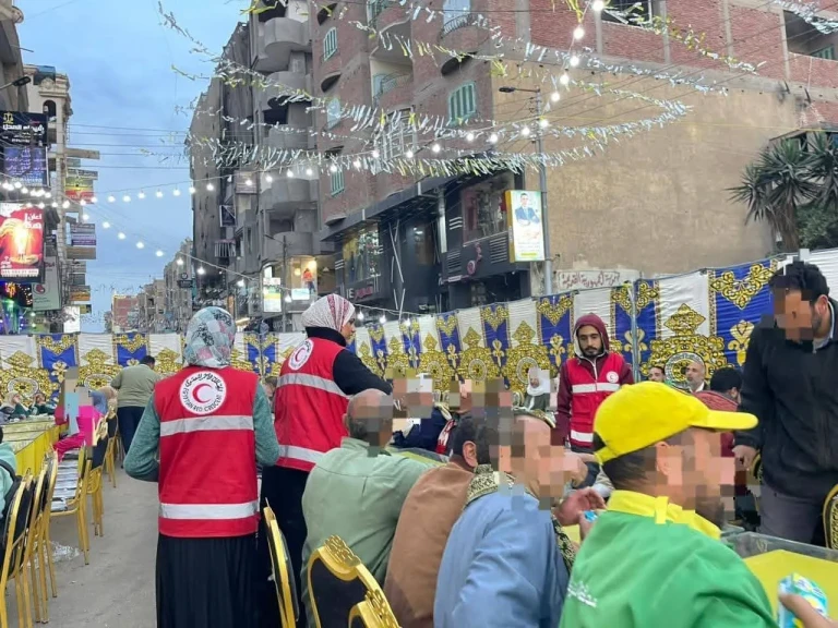 الهلال الأحمر : توزيع ٣٠٠٠ سلة غذائية ووجبات افطار للأسر الأولى بالرعاية وعمال النظافة بنطاق المحافظة