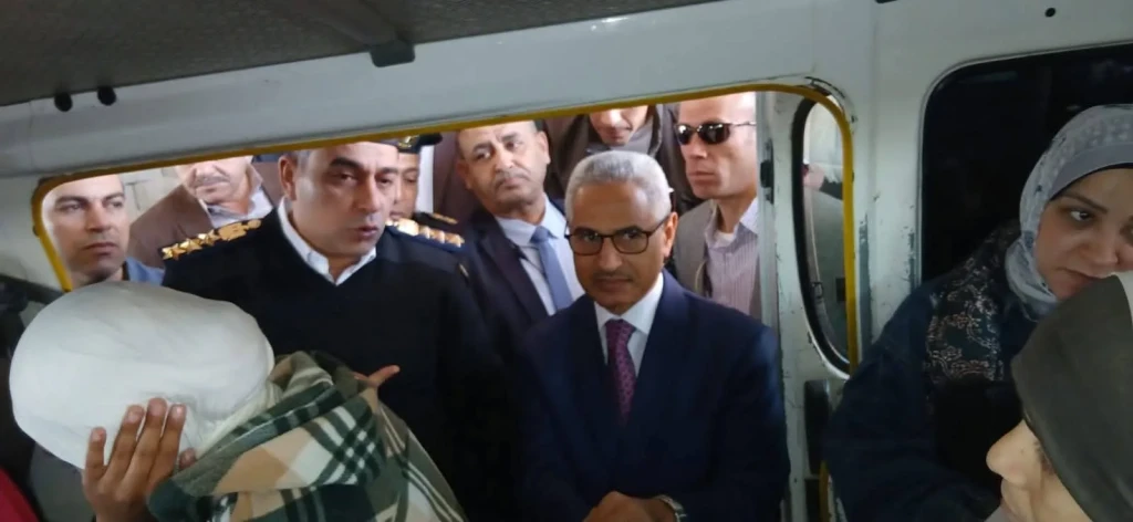 محافظ بني سويف يقوم بجولة تفقدية لمجمع المواقف