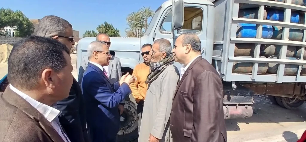 محافظ بني سويف يتفقد مستودع بوتاجاز بني هارون