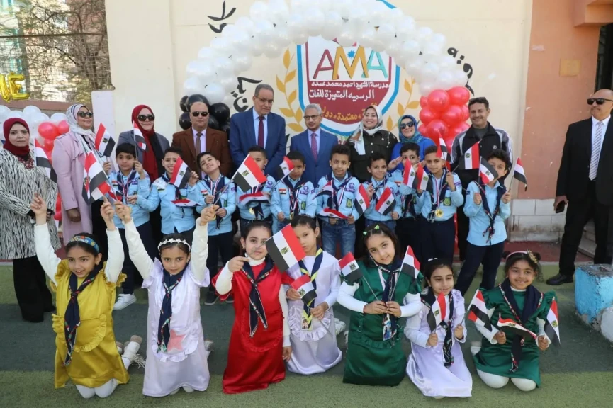 محافظ بني سويف يتفقد الأنشطة بمدرسة الشهيد أحمد محمد عبده