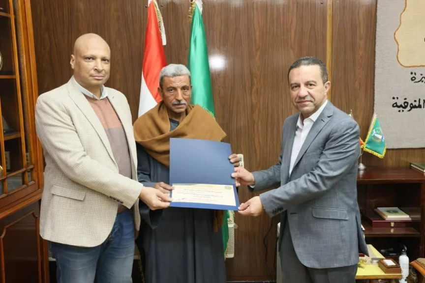 محافظ المنوفية يكرم عاملاً بقسم الحدائق بأشمون لإخلاصه وتفانيه في العمل