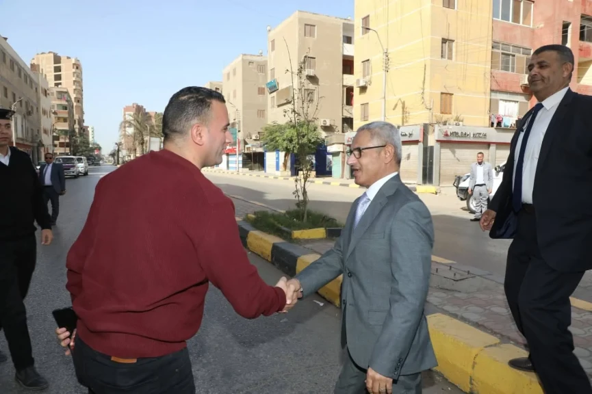 محافظ بني سويف يُعيّد ويُحيّي تمركزًا أمنيًا بشارع صلاح سالم