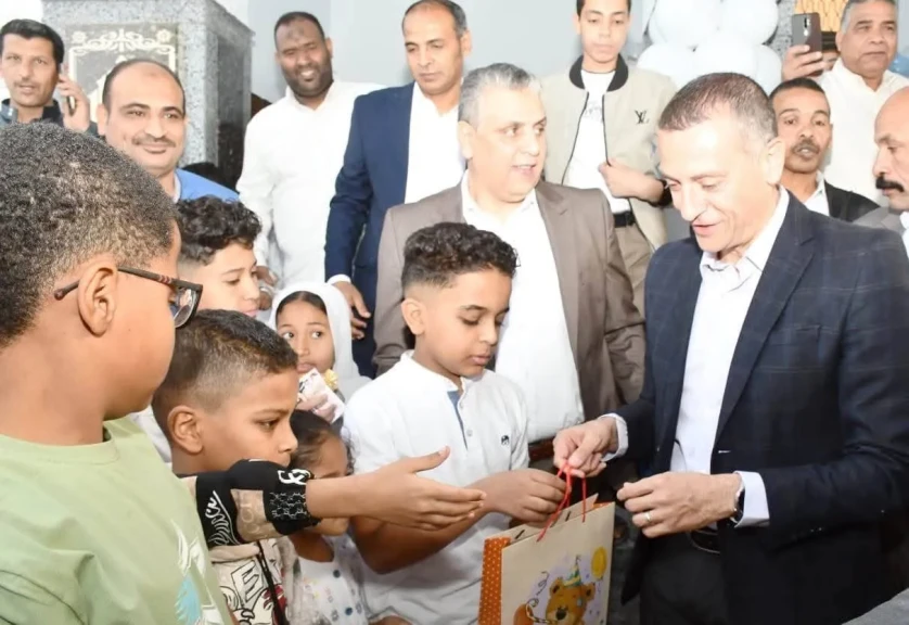 محافظ أسوان يؤدى صلاة عيد الفطر المبارك بمسجد النصر