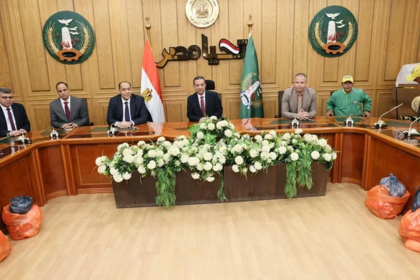 محافظ المنوفية يلتقي عدد من عمال النظافة للتهنئة بعيد الفطر المبارك