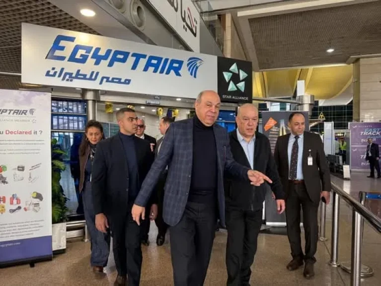 وزير الطيران المدني يقوم بجولة تفقدية بـ  مطار القاهرة الدولي لمتابعة انتظام حركة التشغيل وانسيابية الإجراءات
