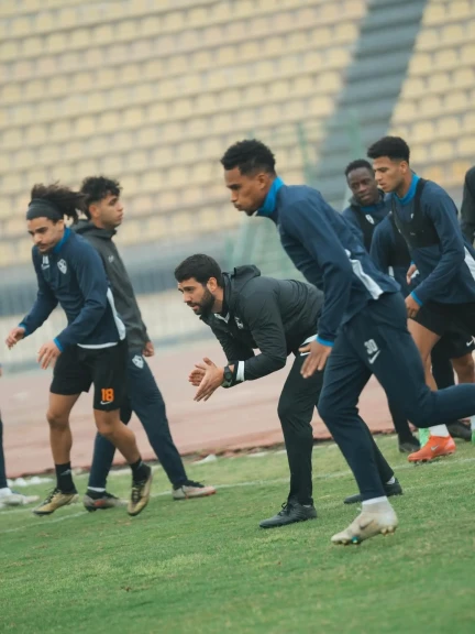 حافلة الزمالك تصل إلى ملعب المباراة استعدادًا لمواجهة أوتوهو