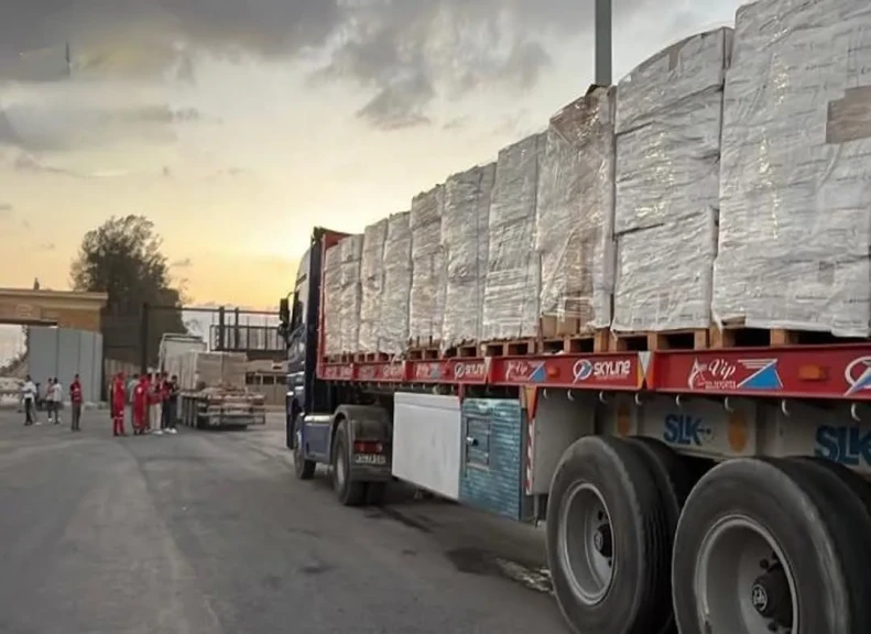 قافلة ”زاد العزة” الـ 162 تدخل إلى الفلسطينيين في قطاع غزة