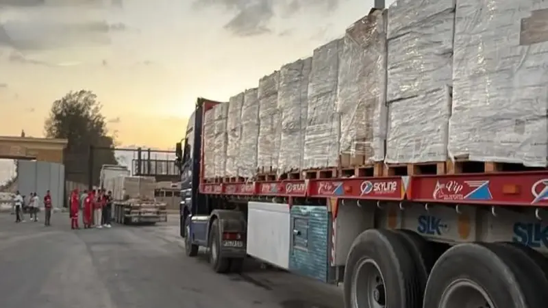 قافلة ”زاد العزة” الـ 162 تدخل إلى الفلسطينيين في قطاع غزة