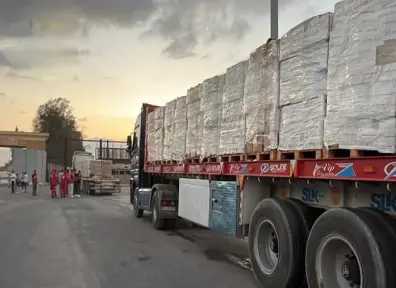 قافلة ”زاد العزة” الـ 162 تدخل إلى الفلسطينيين في قطاع غزة