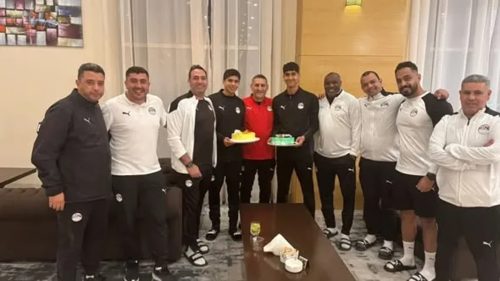 منتخب الناشئين يحتفل بعيد ميلاد أحمد صفوت وياسين هشام