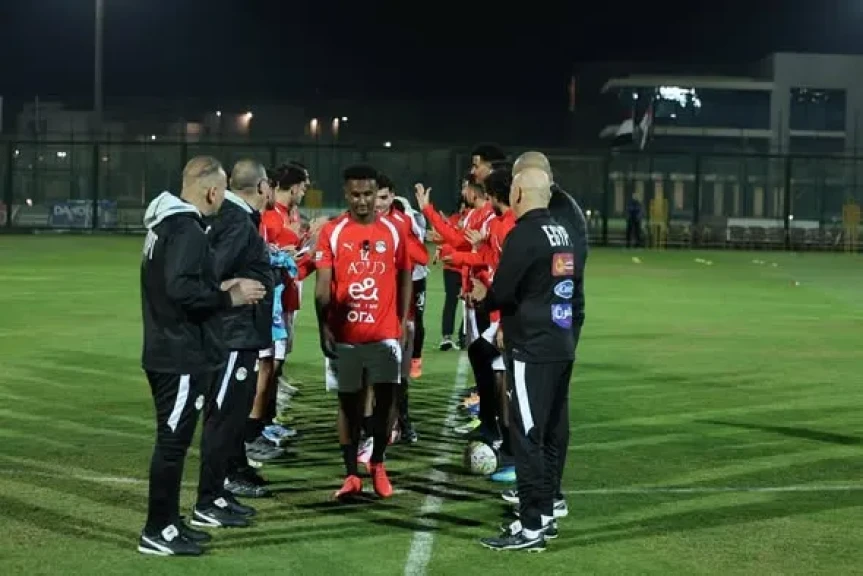 منتخب مصر ينظم ممرًا شرفيًا للاعبين الجدد