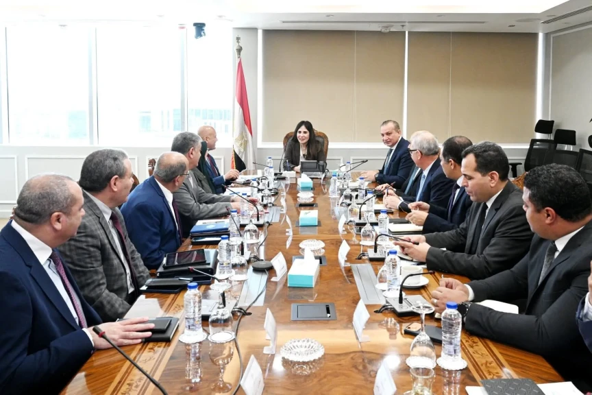 وزيرة الإسكان تتابع جهود توطين صناعة المهمات المستخدمة في مشروعات مياه الشرب ومعالجة الصرف الصحي