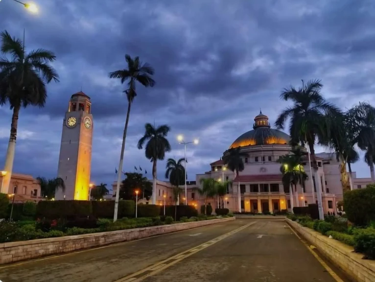 جامعة القاهرة: تعليق الدراسة حضورياً الأربعاء والخميس واستمرارها ”أونلاين” وتأجيل امتحانات يومي 25 و26 مارس