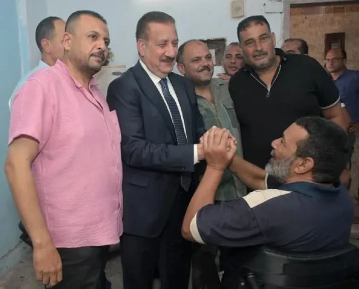 لم يستطع الوصول إلى المحافظ ... فذهب محافظ بورسعيد إليه حاملًا كرسيًا كهربائيًا ومساعدات مالية وغذائية في استجابة إنسانية عاجلة