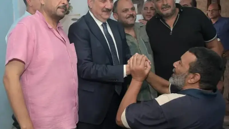 لم يستطع الوصول إلى المحافظ ... فذهب محافظ بورسعيد إليه حاملًا كرسيًا كهربائيًا ومساعدات مالية وغذائية في استجابة إنسانية عاجلة