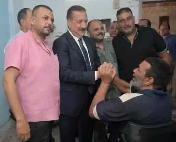 لم يستطع الوصول إلى المحافظ ... فذهب محافظ بورسعيد إليه حاملًا كرسيًا كهربائيًا ومساعدات مالية وغذائية في استجابة إنسانية عاجلة