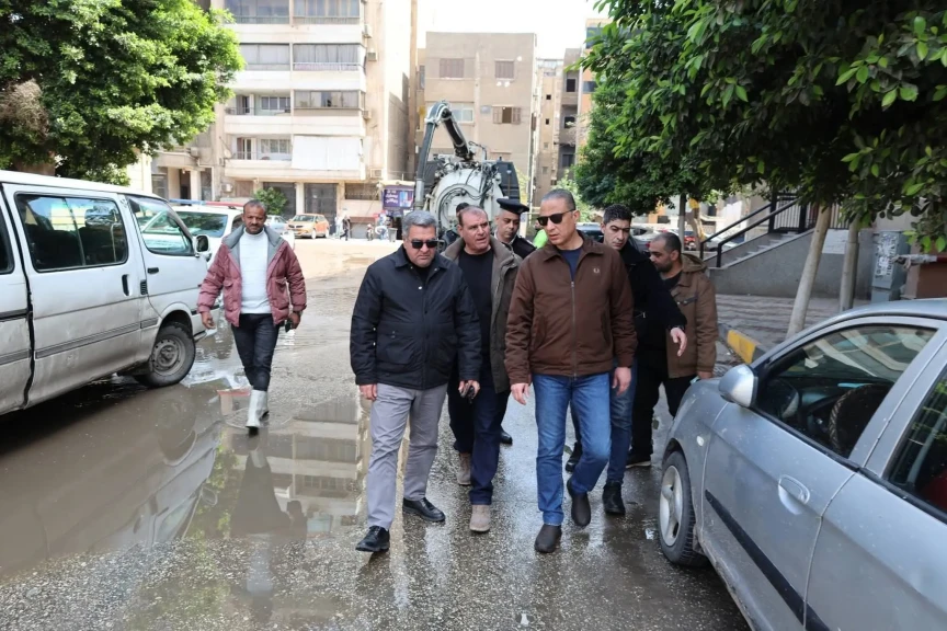 محافظ الجيزة يتفقد جهود شفط مياه الأمطار بمحور صفط اللبن وشوارع الدقي والعجوزة