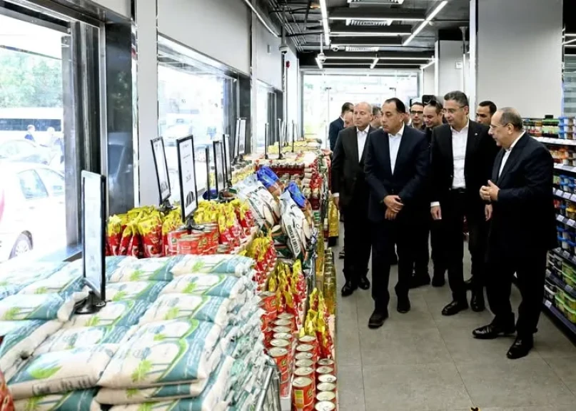 رئيس الوزراء يتفقد فرع منفذ ”كاري أون” بمصر الجديدة