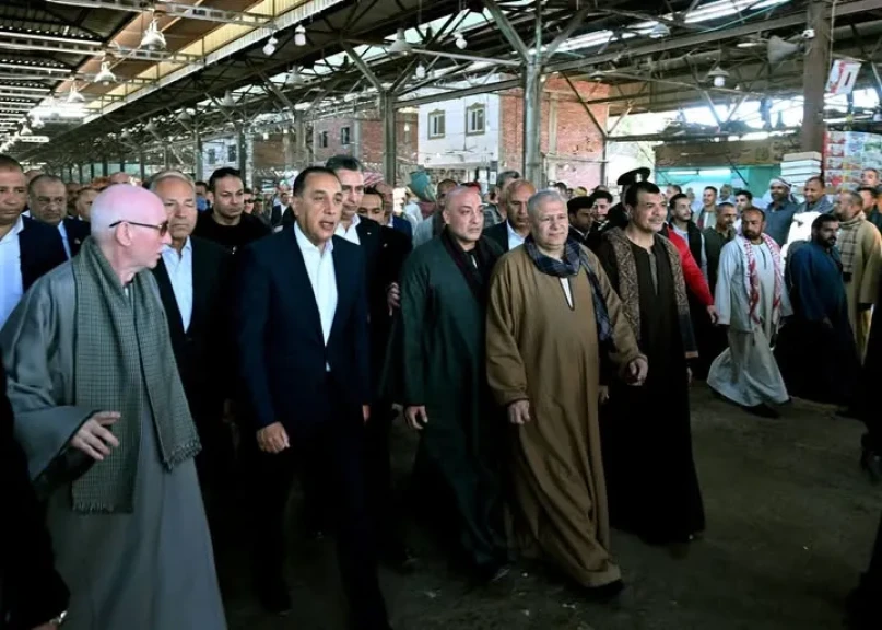 رئيس الوزراء يتفقد مكونات سوق العبور لتجارة الجملة وقطاعاتها المختلفة