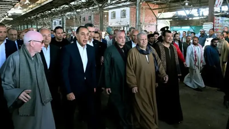 رئيس الوزراء يتفقد مكونات سوق العبور لتجارة الجملة وقطاعاتها المختلفة