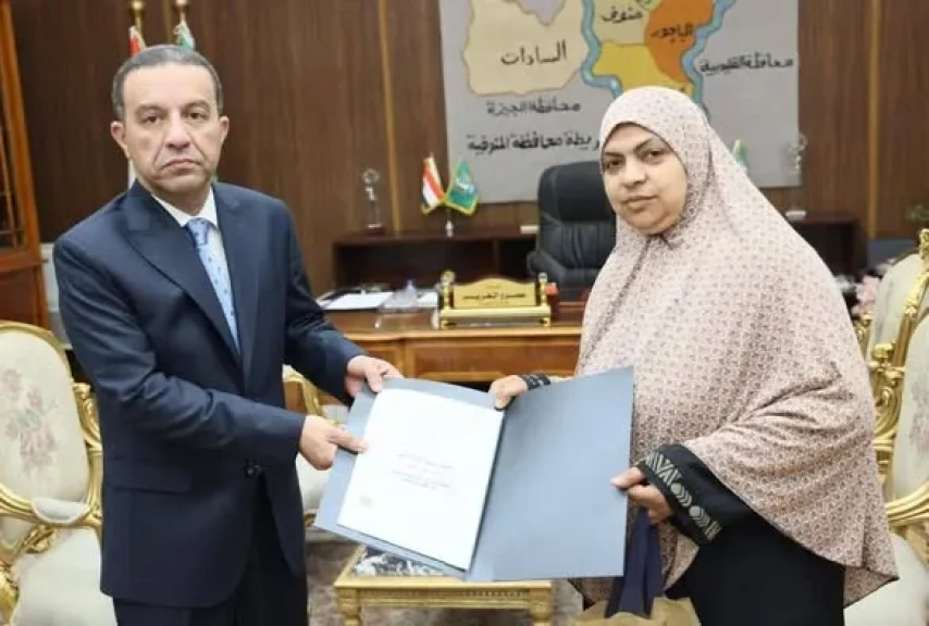 محافظ المنوفية يسلّم عقود تقنين أراضي أملاك الدولة لعدد من المواطنين