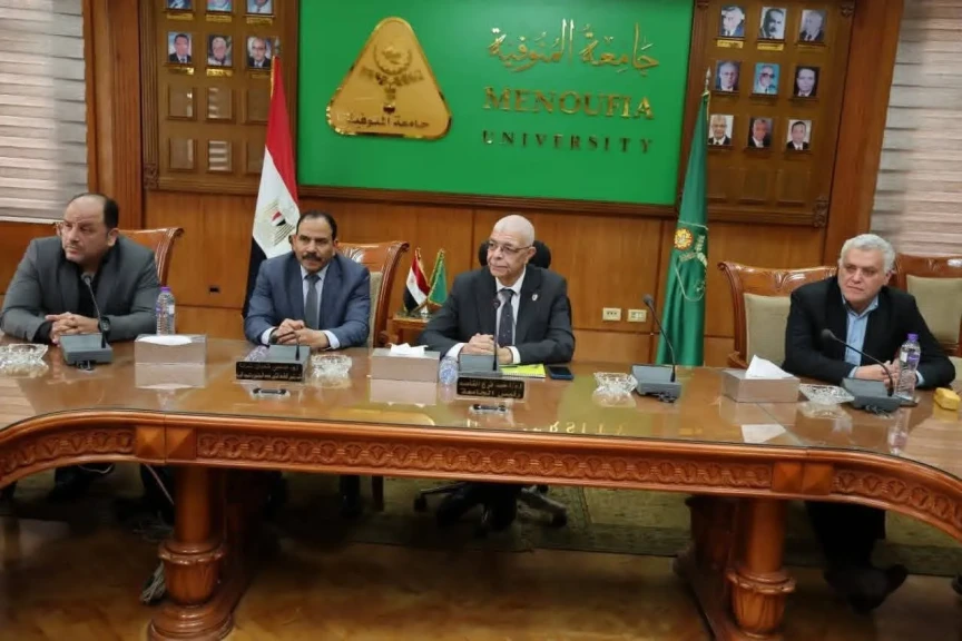 رئيس جامعة المنوفية يجتمع بأعضاء المكتب التنفيذي للتصنيفات الدولية