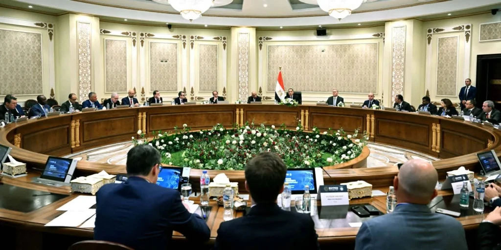 رئيس الوزراء يعقد مائدة مستديرة مع مسئولي كبريات شركات الطاقة العالمية والمؤسسات المالية الدولية