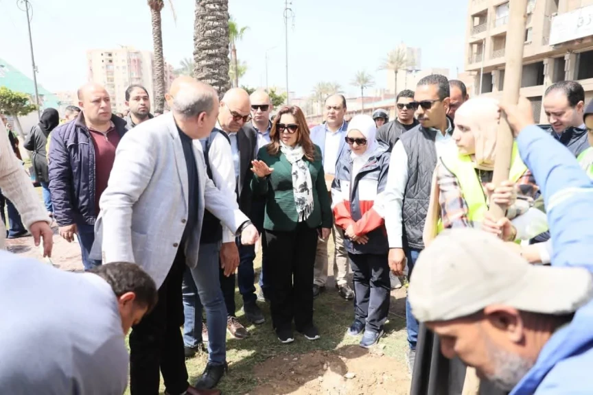وزيرة التنمية المحلية والبيئة ومحافظ الإسكندرية يتفقدان أعمال زراعة الجزيرة الوسطى بشارع مصطفى كامل